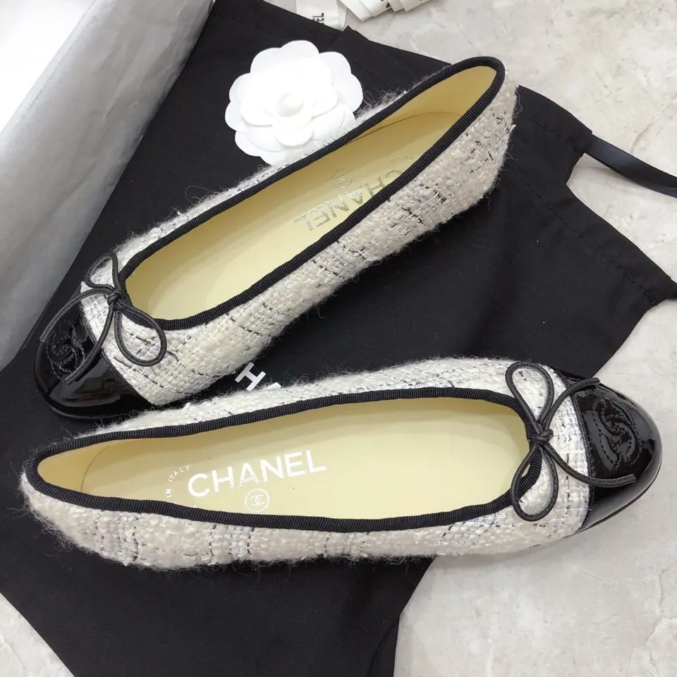 👟👟Ex-factory price 440👟👟 Chanel has been upgrading Chanel shoes ~ 2021ss top version HK overseas purchasing original cut at 1:1 Chanel Chanel Eternal Classic Bow Round Toe Ballet Shoes There are not many good quality, truly no pressure to enter and exit the counter. Regardless of the last type, leather material selection, and manufacturing process, they are all genuine craftsmanship and very sophisticated. ◾️Fabric: Mixed sheepskin imported from Italy ◾️Lining: Imported sheepskin (sweat-absorbent and soft) ◾️Sole: Italian special A-grade genuine leather sole (not ordinary thin sole in the market) ◾️Size: 35-39 [34 40 41 42 43 customization is not returnable]
